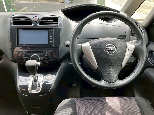 運転席のモニター周りは曲線が特徴的なスタイリッシュなデザインです。